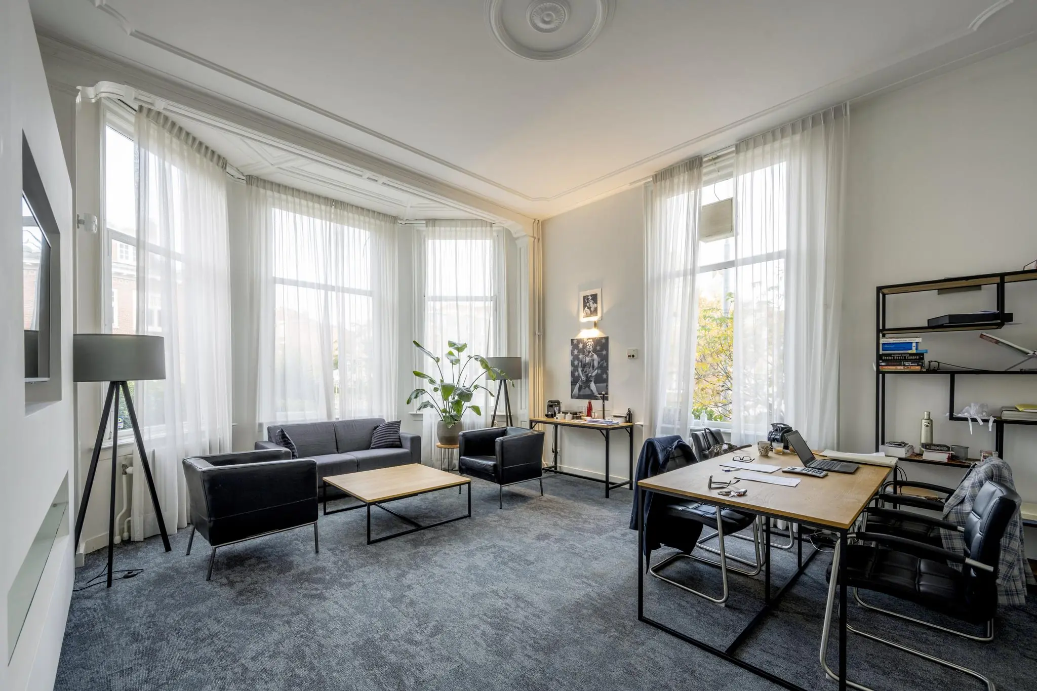 Modern ingericht kantoor met zithoek en grote ramen aan de Van Eedenstraat.